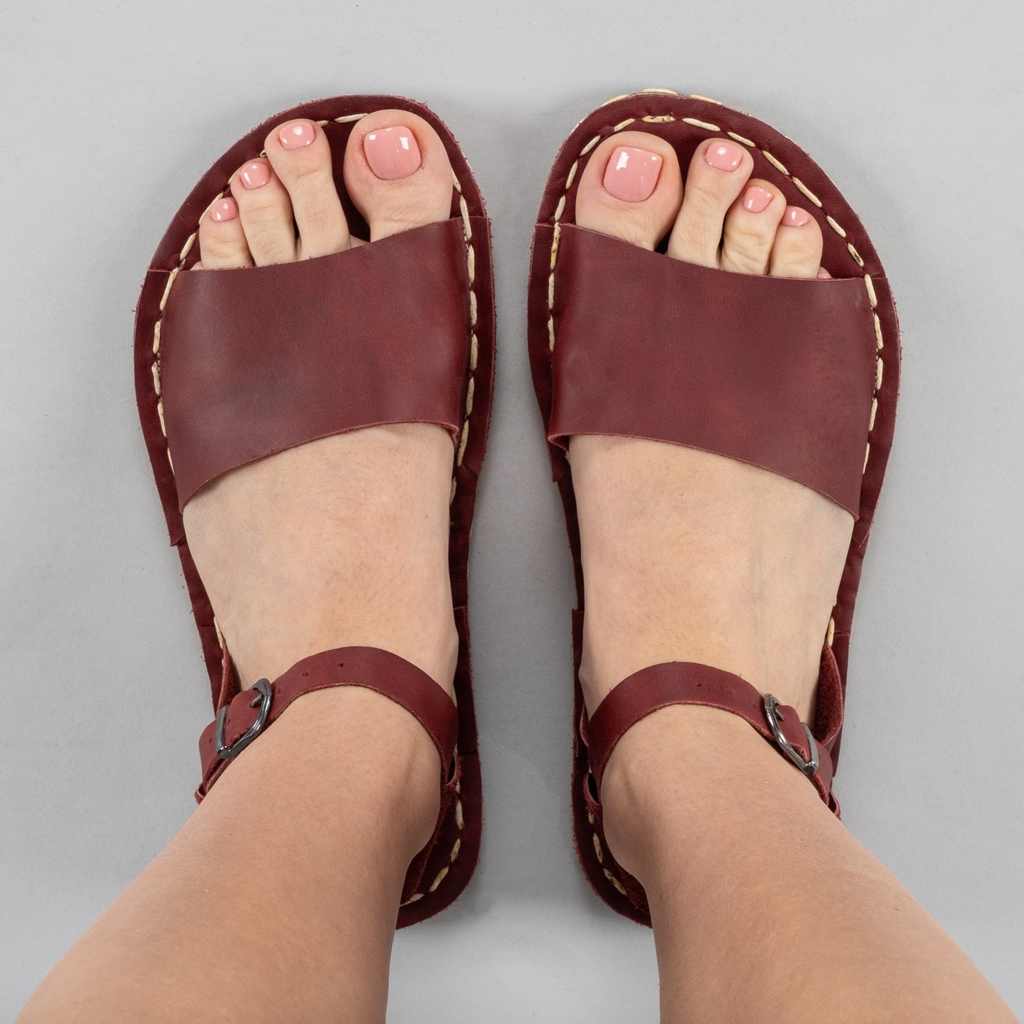 Sandalias descalzas rojas con punta abierta