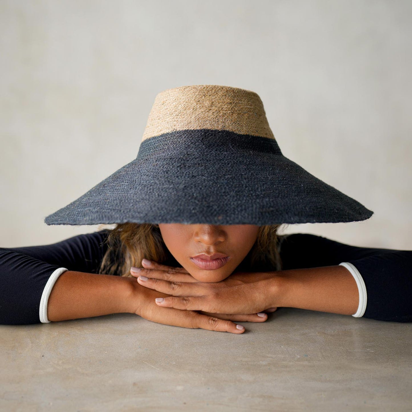 Sombrero de paja tejido a mano RIRI Duo de yute en color natural y negro