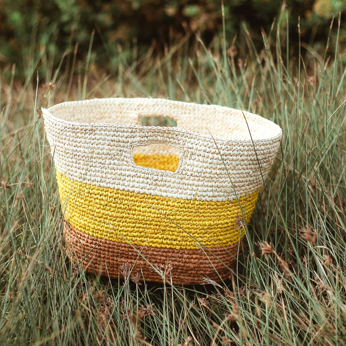 Bolso tote de rafia Sayan, en amarillo y beige