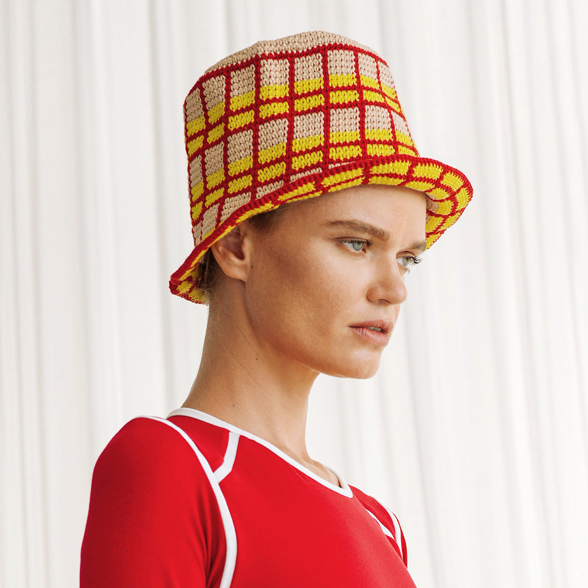 Gorro de crochet a cuadros de colegiala