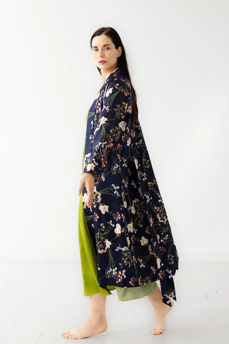 Bata de seda con diseño floral