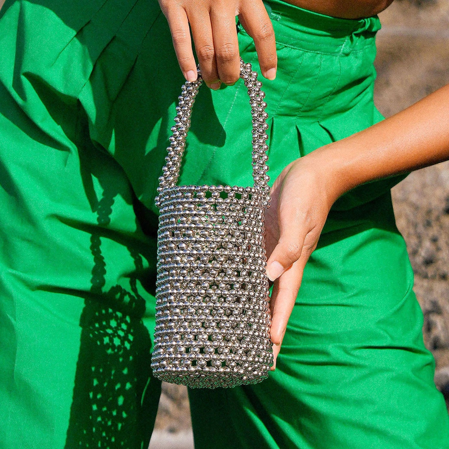 Bolso tipo cubo con cuentas metálicas SILVA