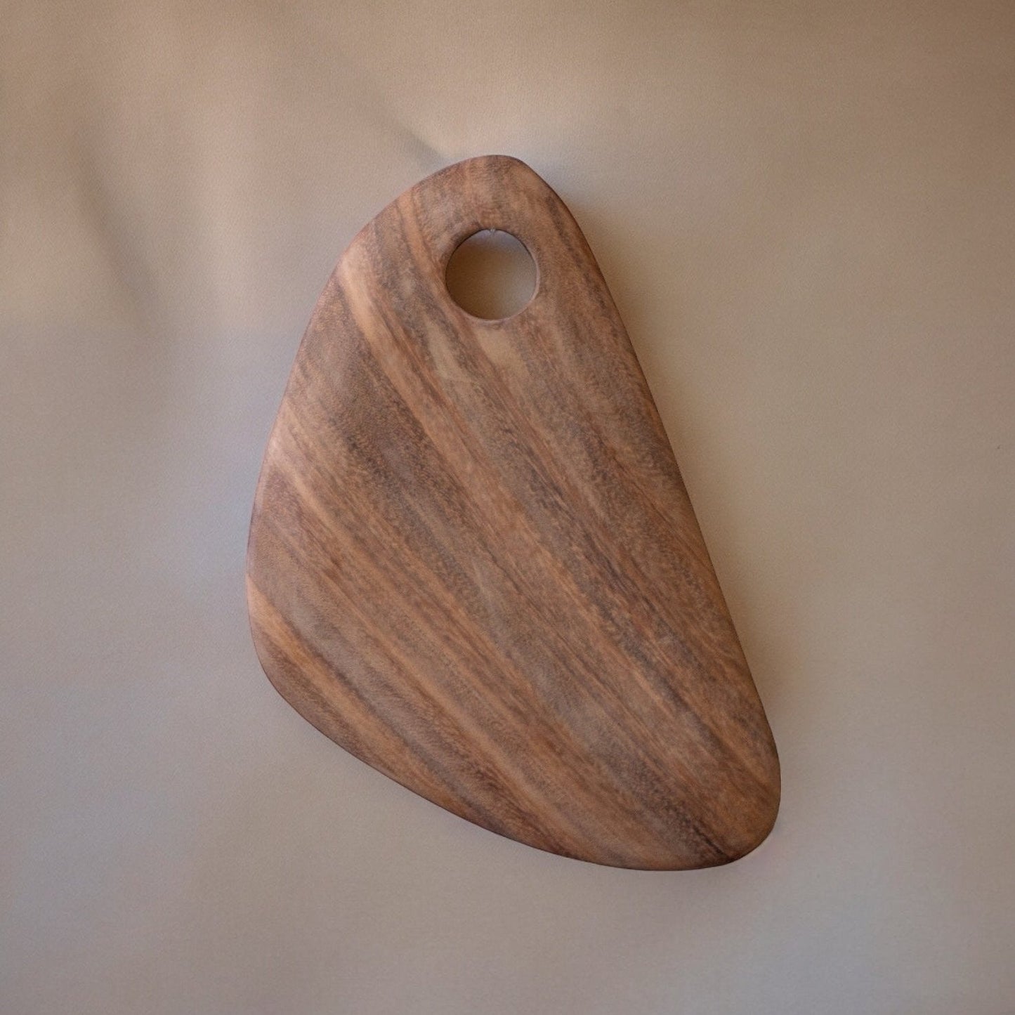 Pequeña tabla de madera tallada a mano de MESO