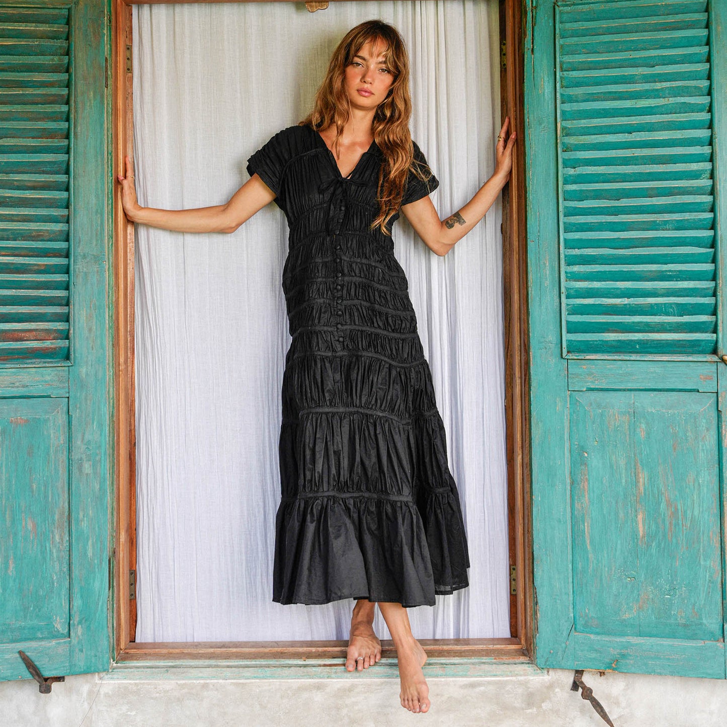 Vestido largo con volantes SRIKANDI en negro
