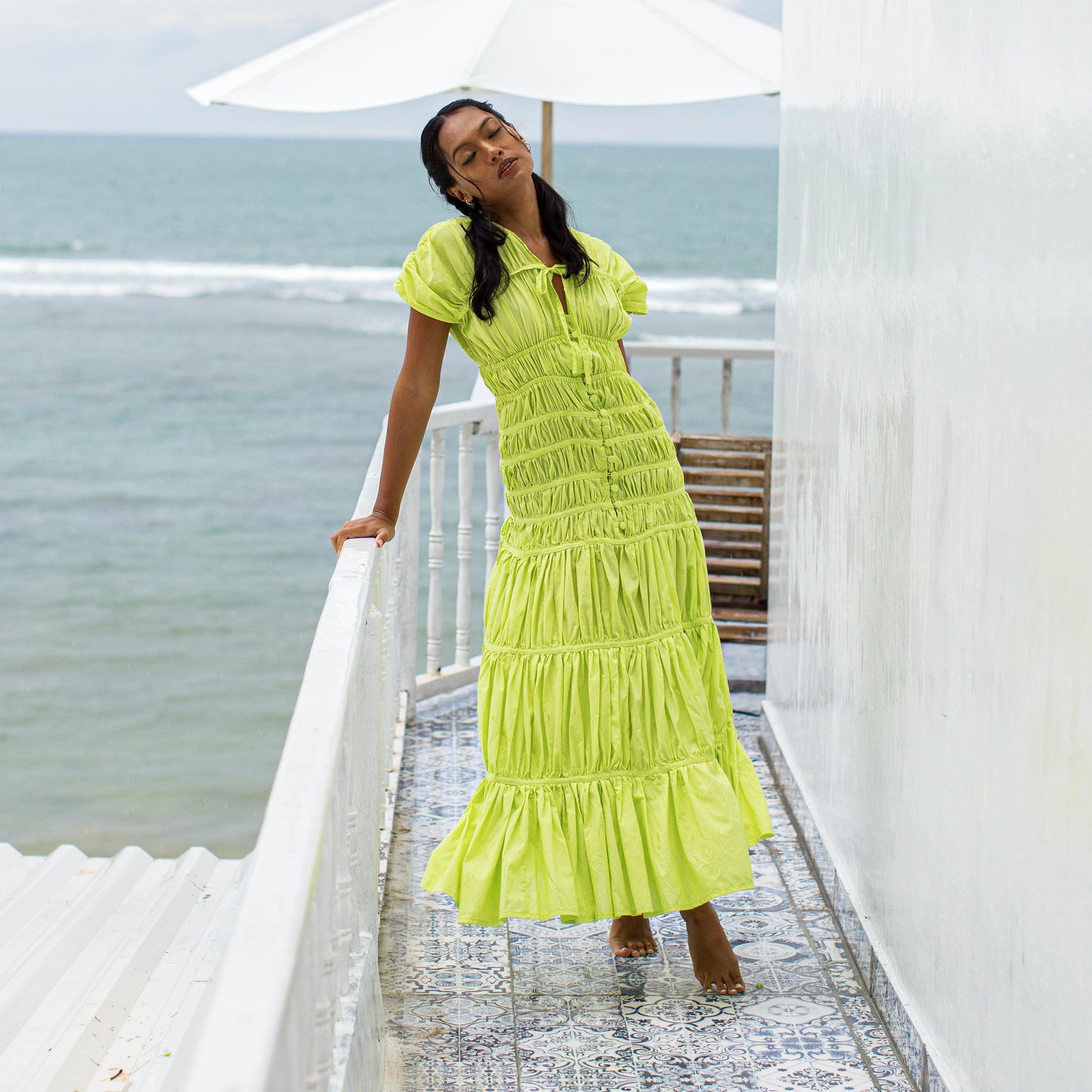 Vestido largo con volantes SRIKANDI en verde lima