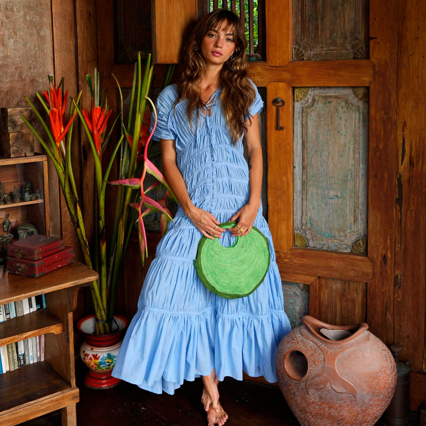 Vestido largo con volantes SRIKANDI en azul princesa