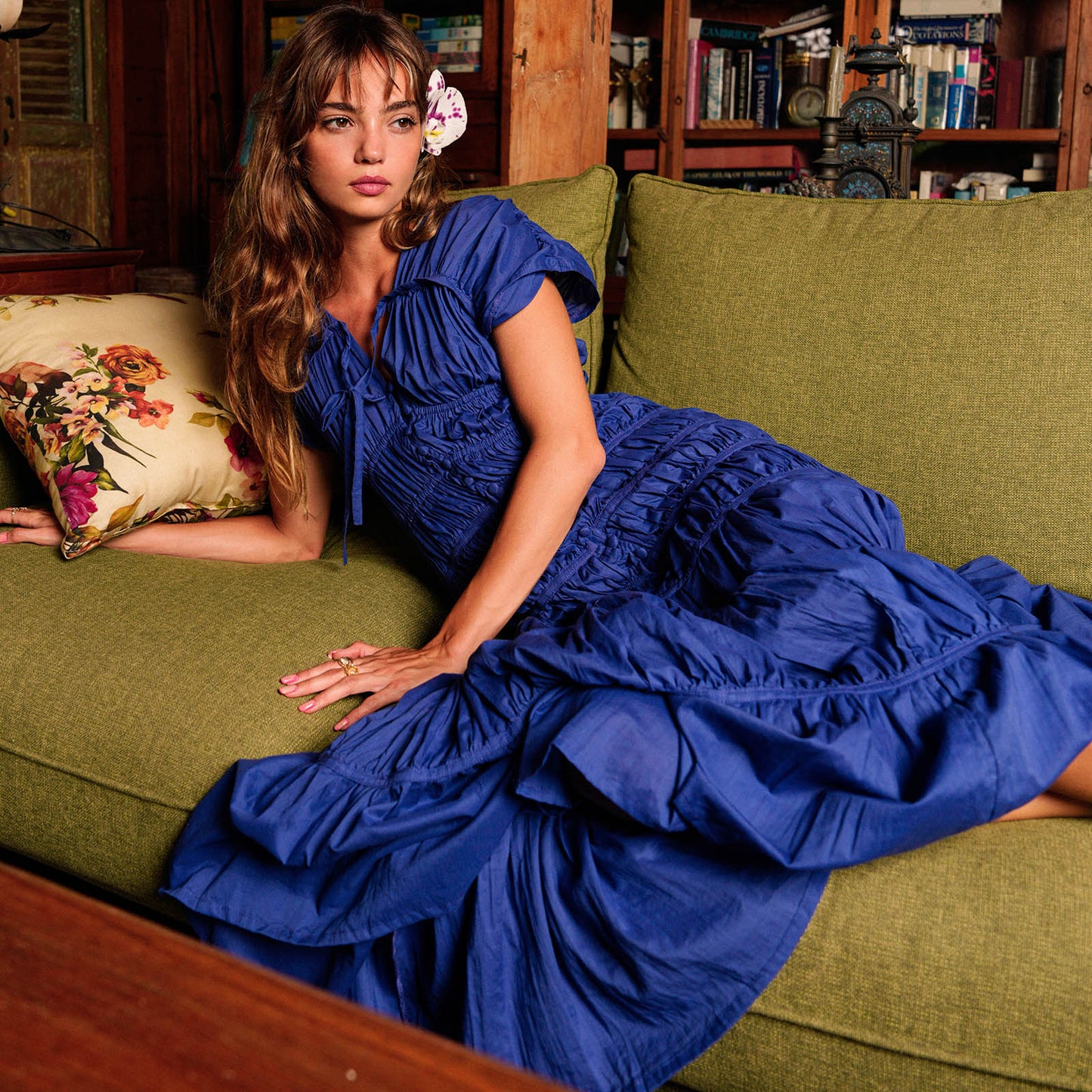 Vestido largo con volantes en azul real SRIKANDI