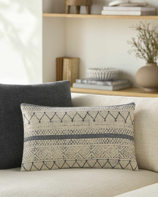 Cojín con estampado monocromático Tariji