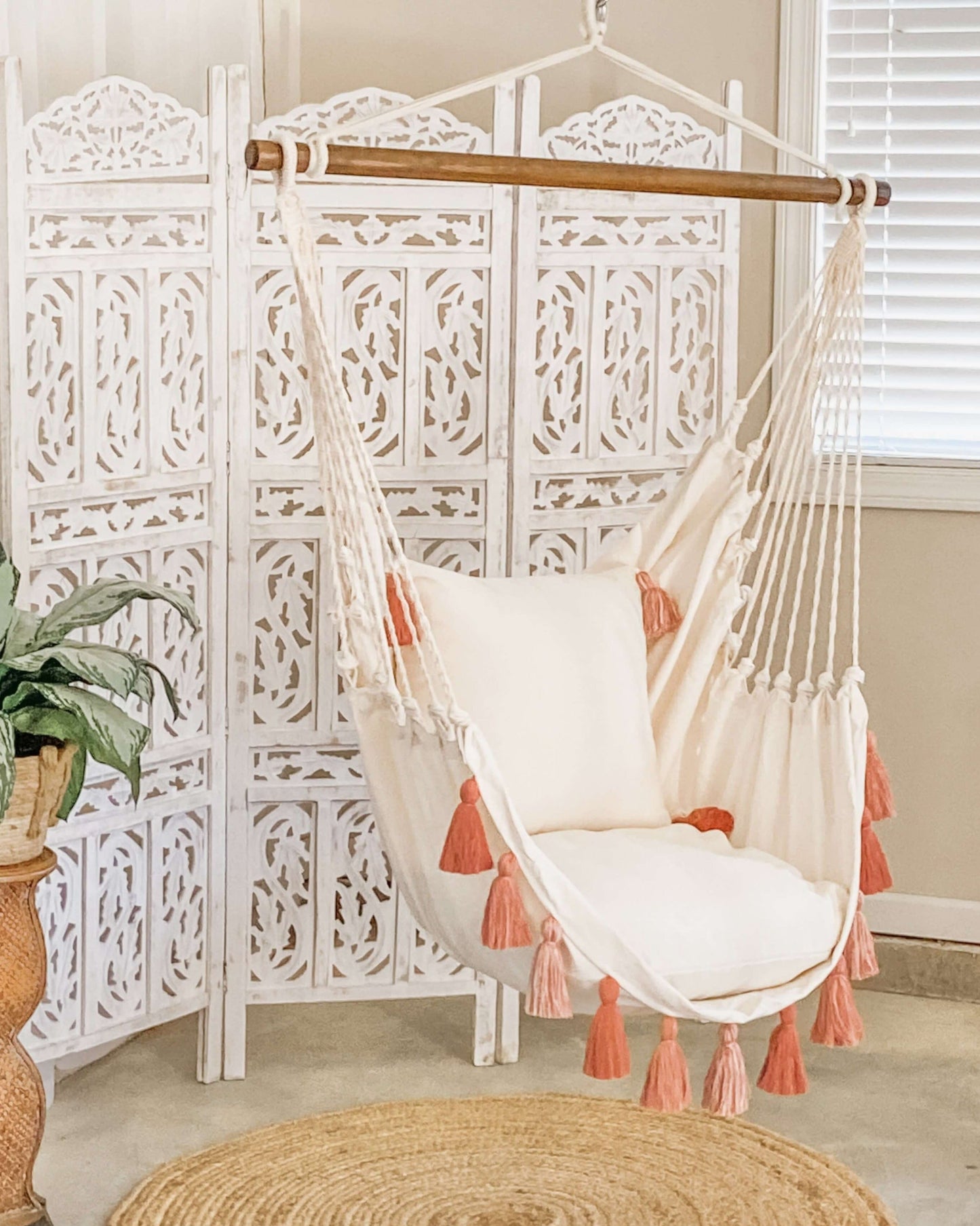 Silla hamaca colgante rosa estilo boho con borlas | LILY