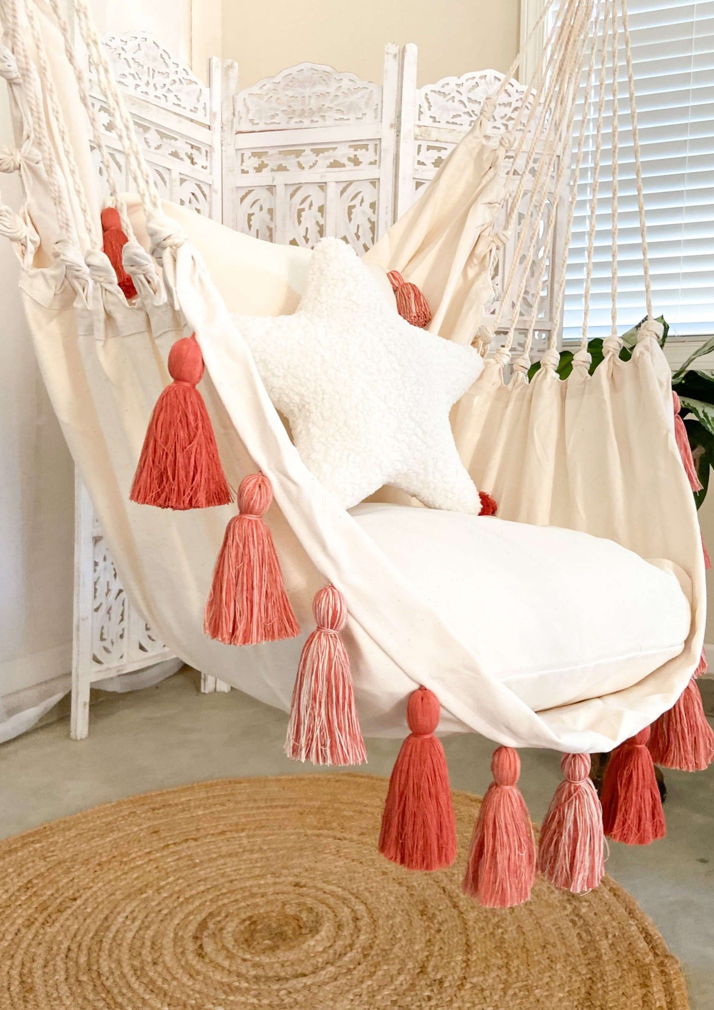 Silla hamaca colgante rosa estilo boho con borlas | LILY