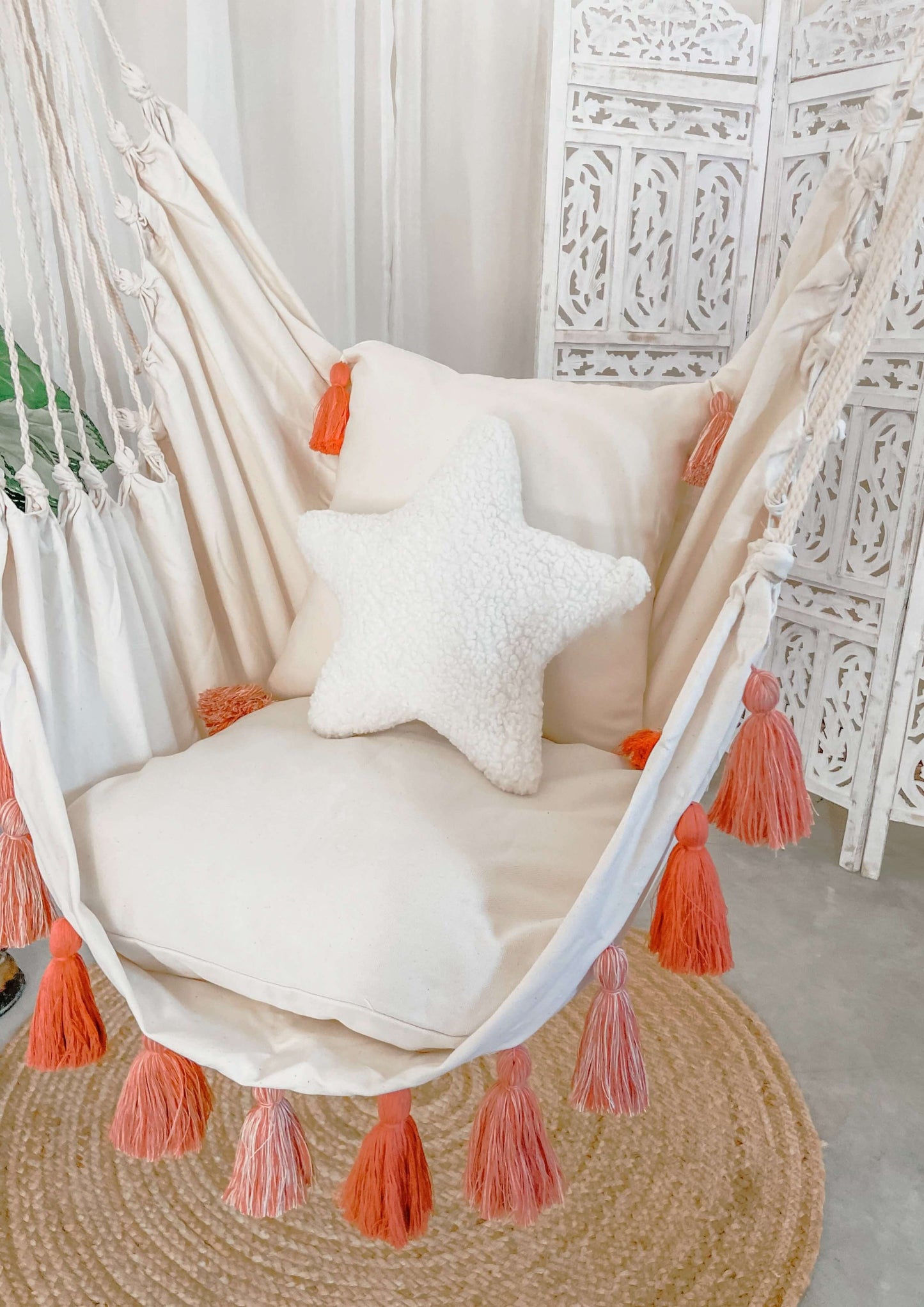 Silla hamaca colgante rosa estilo boho con borlas | LILY