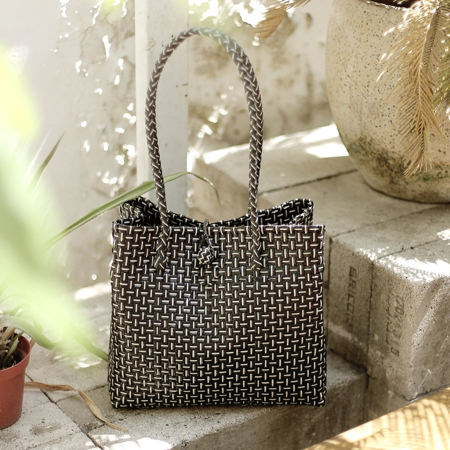 Bolso tote tejido reciclado Toko, en negro