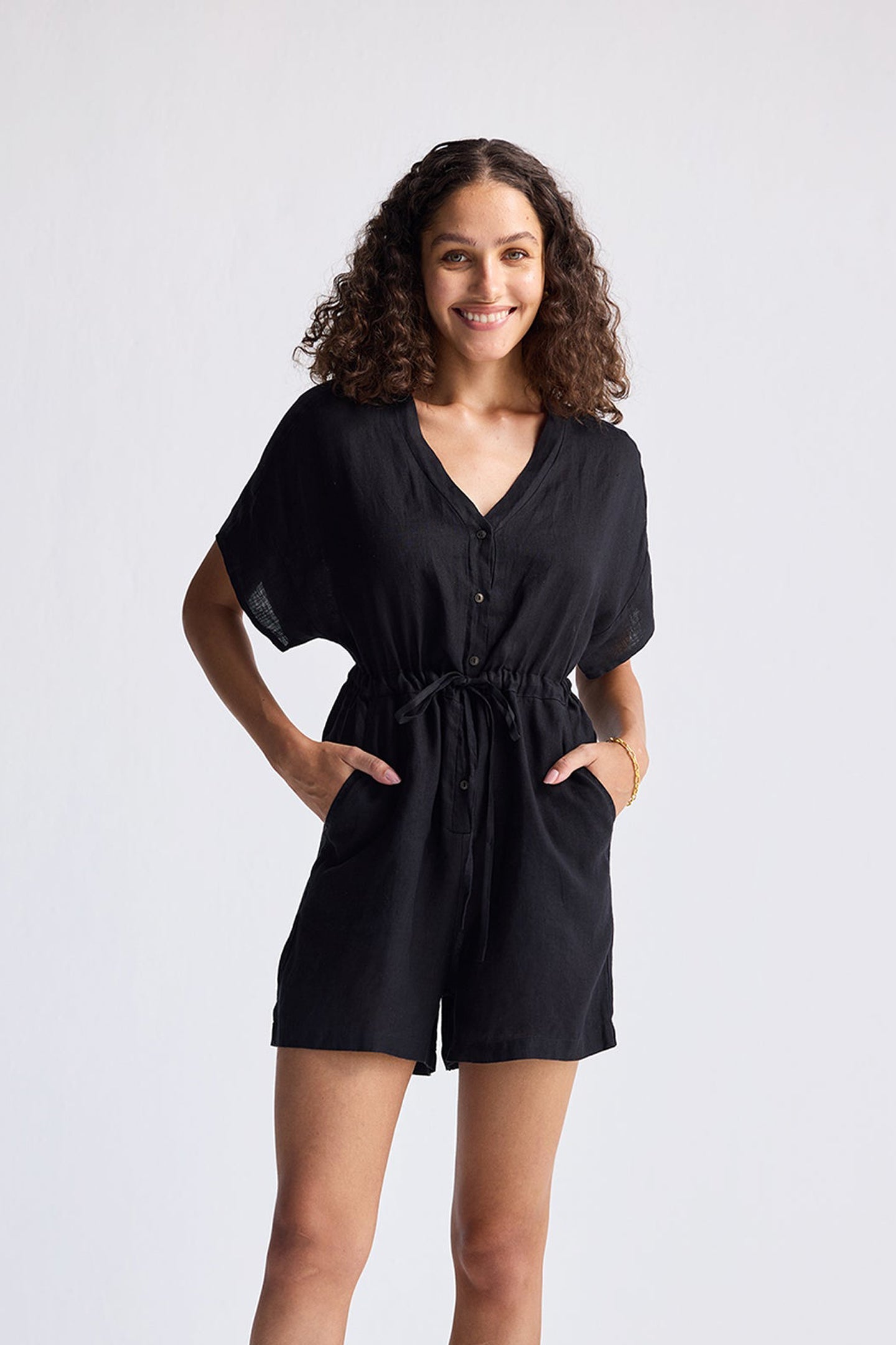 Mono negro con cuello en V y cordón ajustable