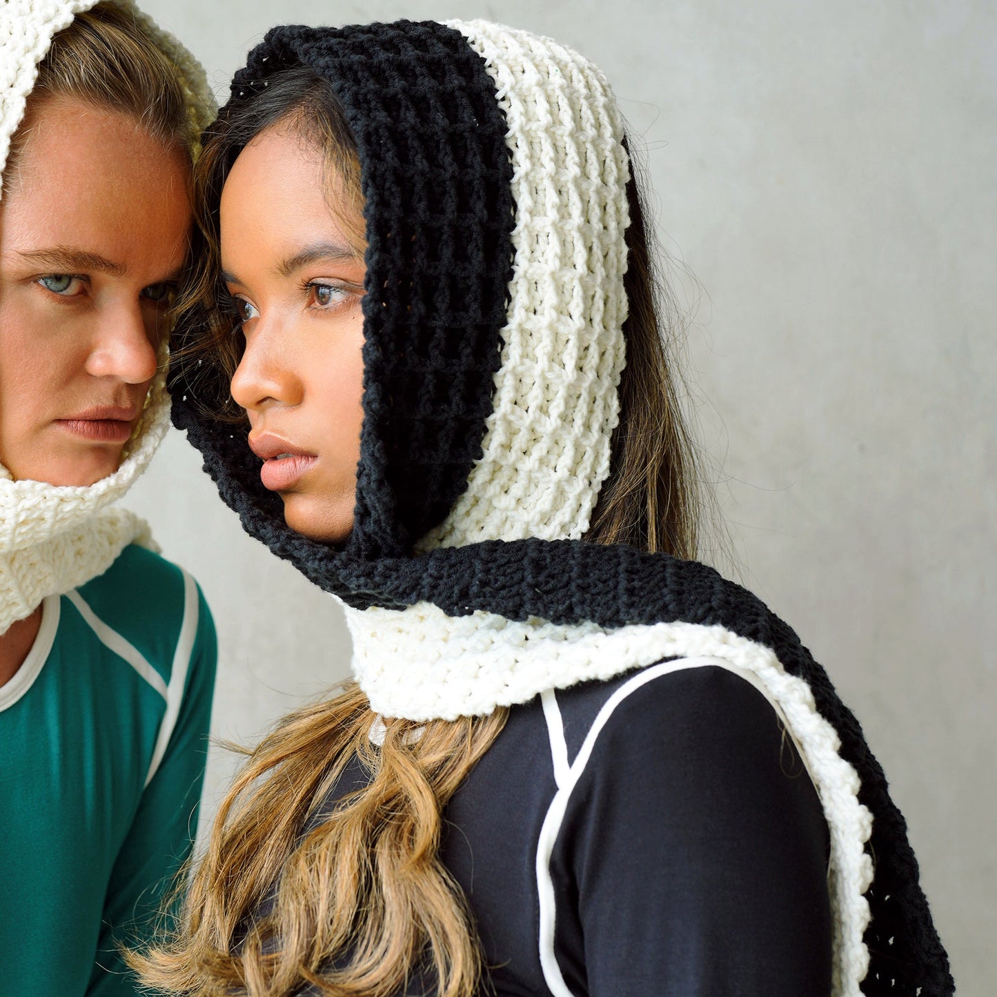 Bufanda de crochet WAFFLE en negro y blanco roto