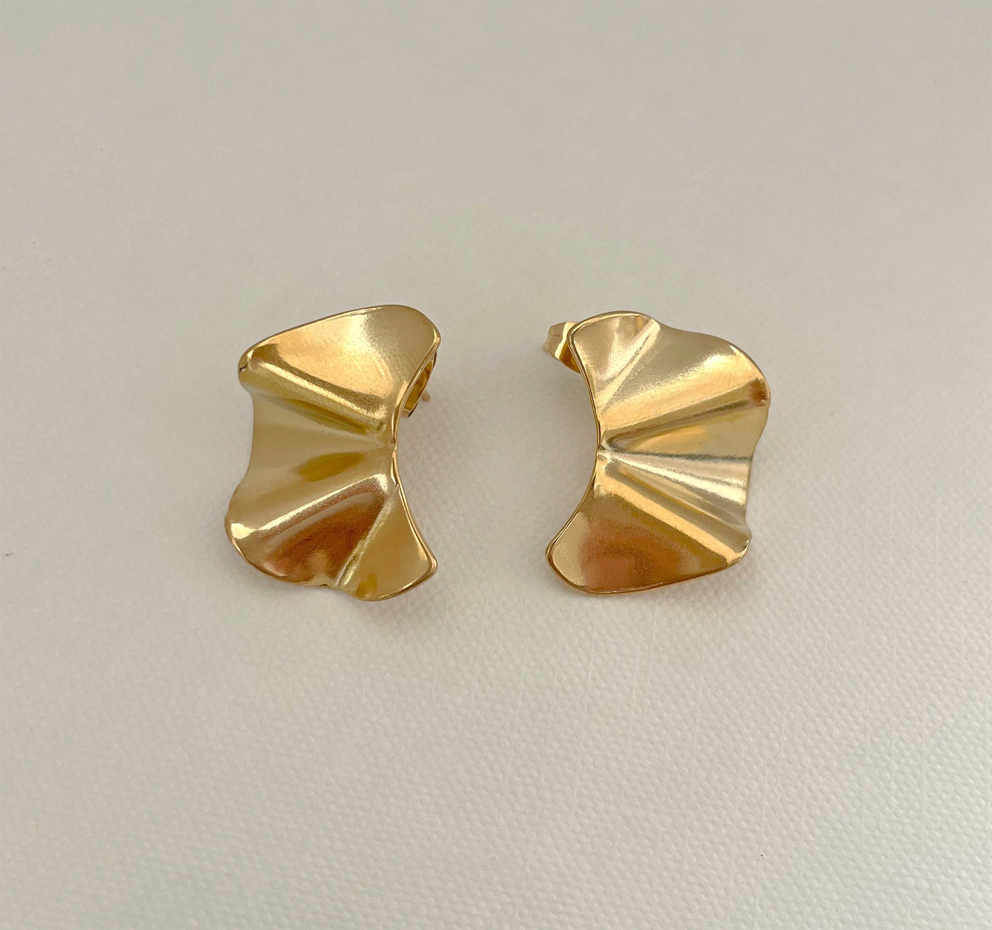 Pendientes de botón ondulados dorados Jacqueline