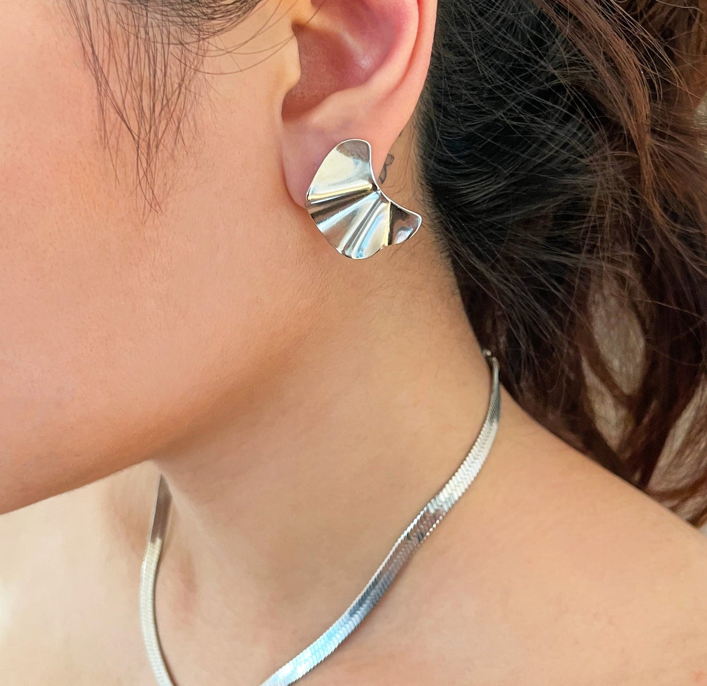 Pendientes de botón ondulados plateados Jacqueline