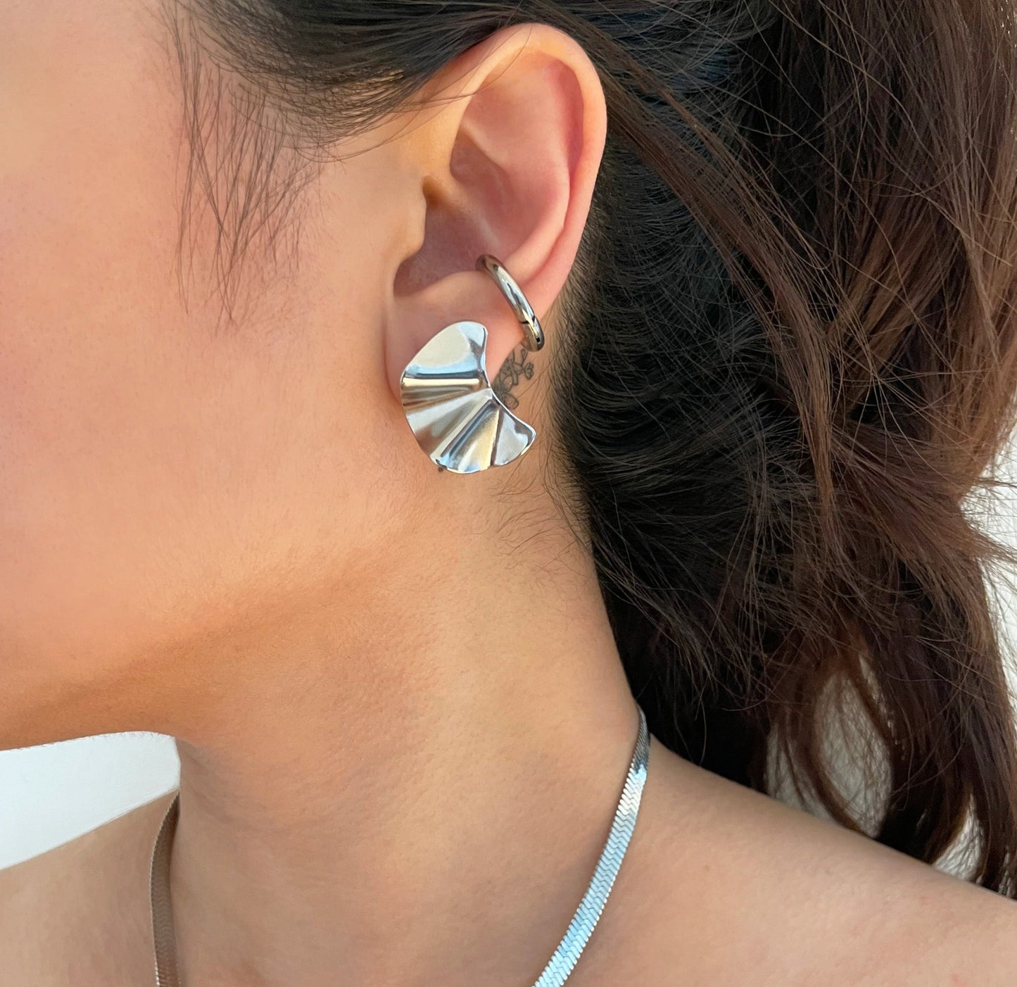 Pendientes de botón ondulados plateados Jacqueline