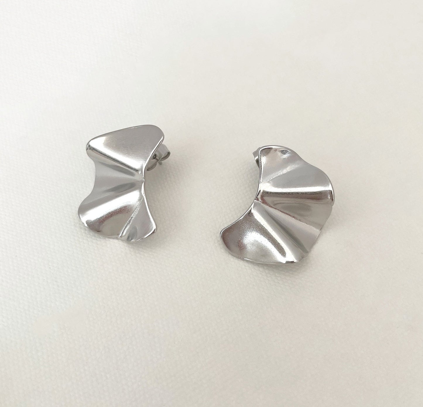 Pendientes de botón ondulados plateados Jacqueline