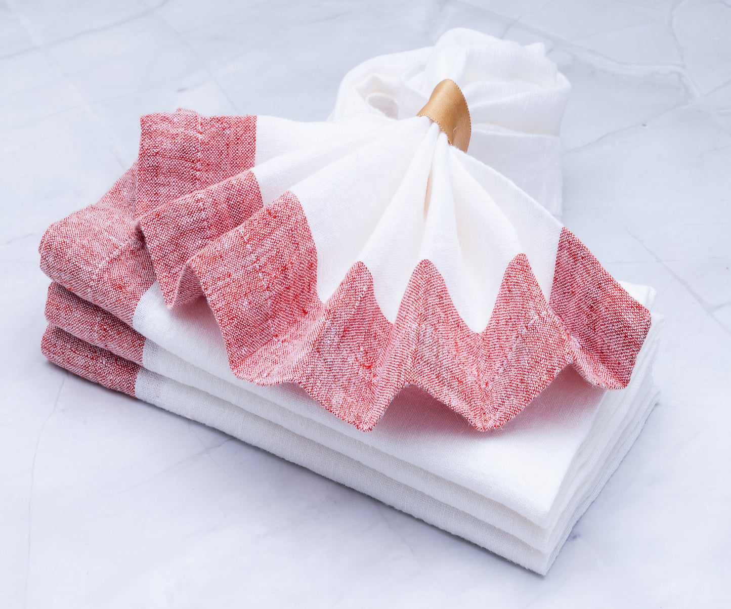 Servilletas blancas de lino con borde rojo