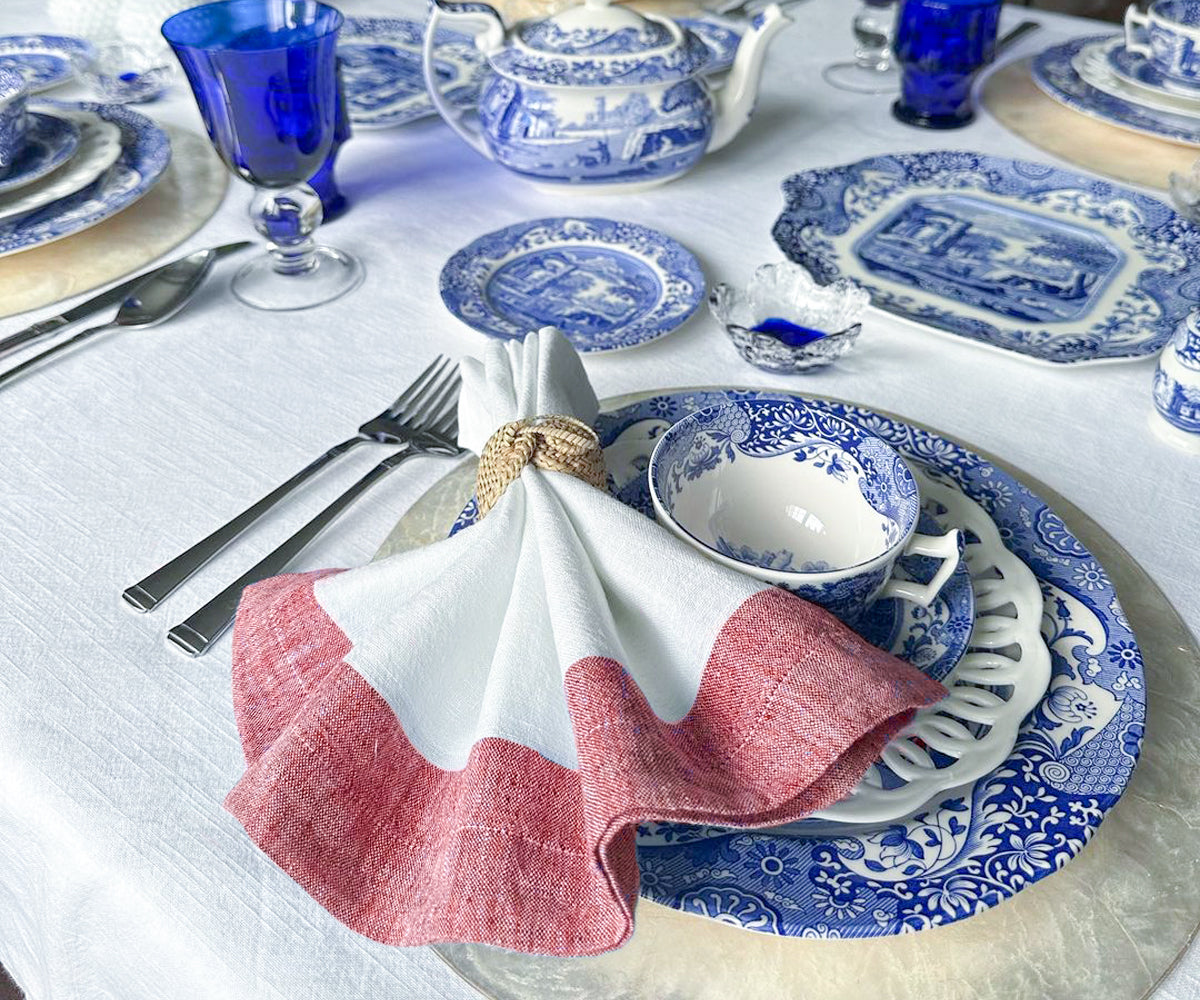 Servilletas blancas de lino con borde rojo