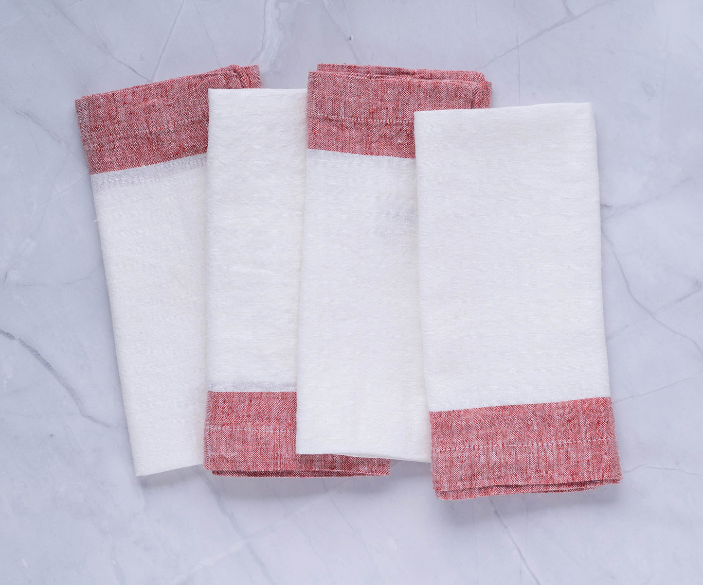 Servilletas blancas de lino con borde rojo