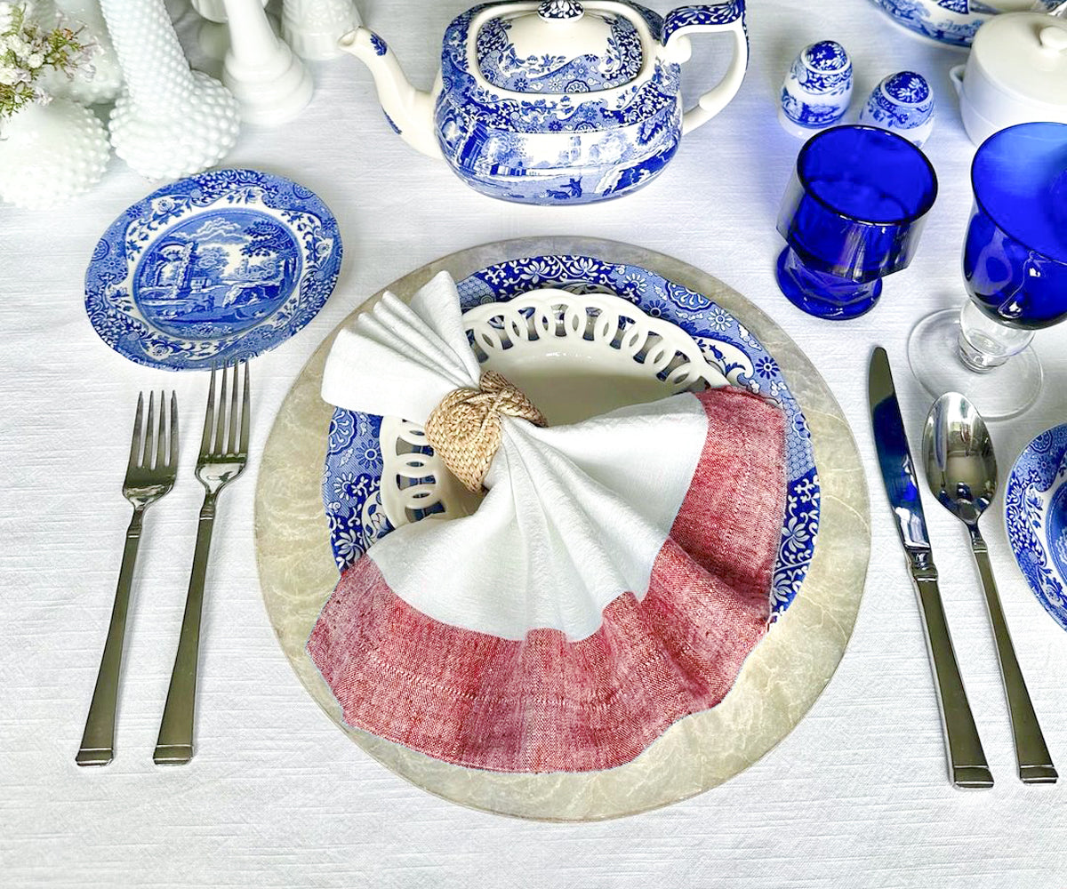 Servilletas blancas de lino con borde rojo