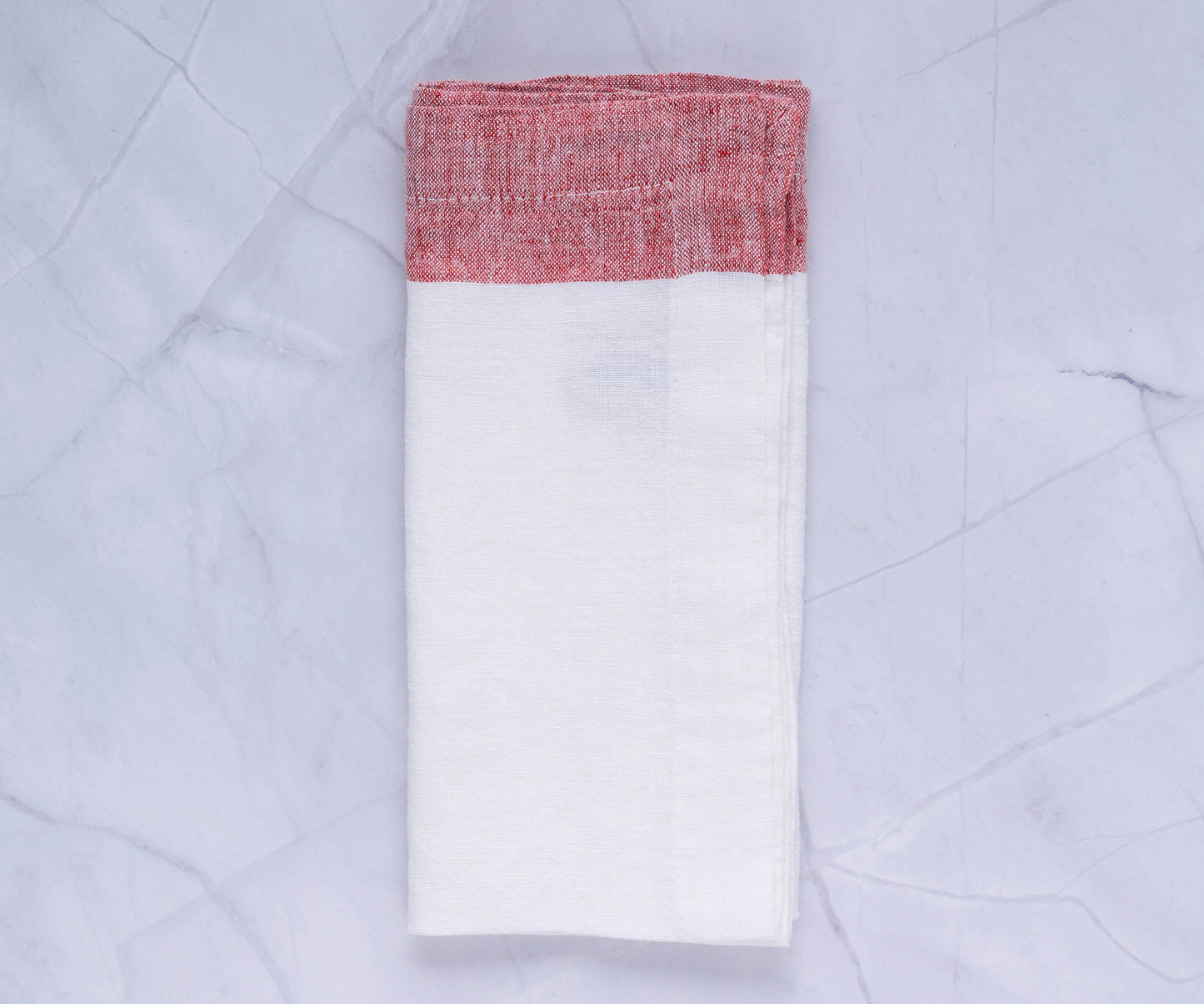 Servilletas blancas de lino con borde rojo