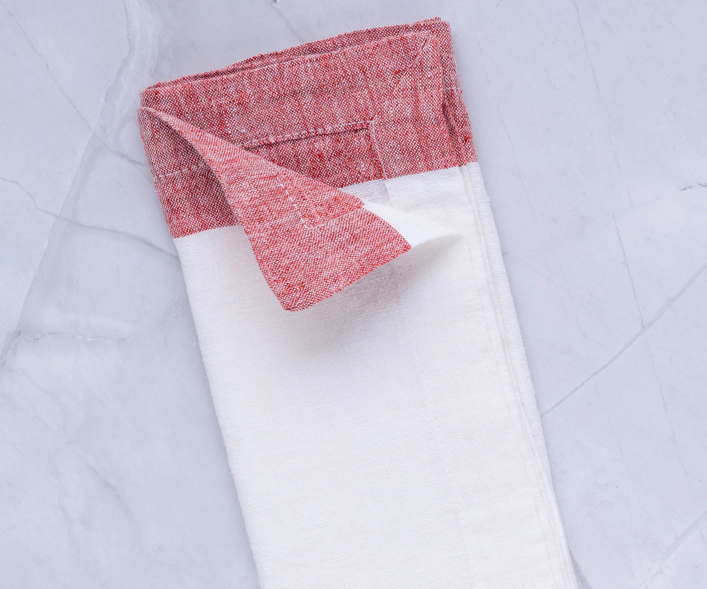 Servilletas blancas de lino con borde rojo