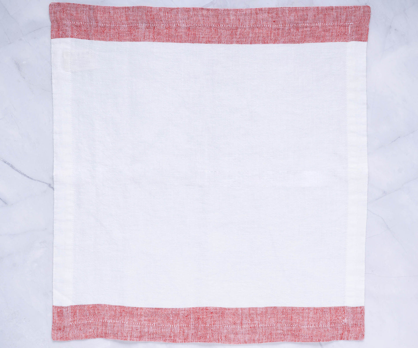 Servilletas blancas de lino con borde rojo