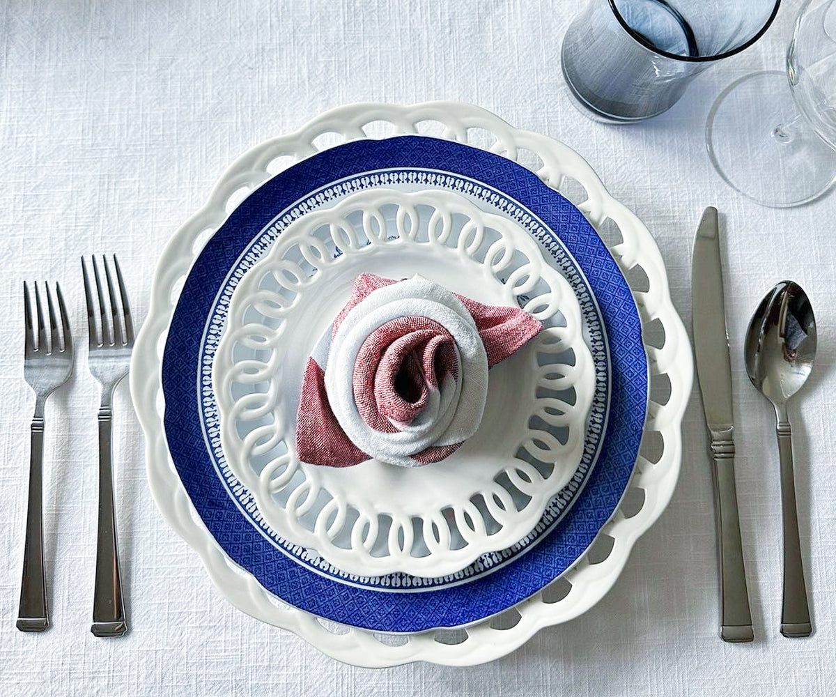 Servilletas blancas de lino con borde rojo