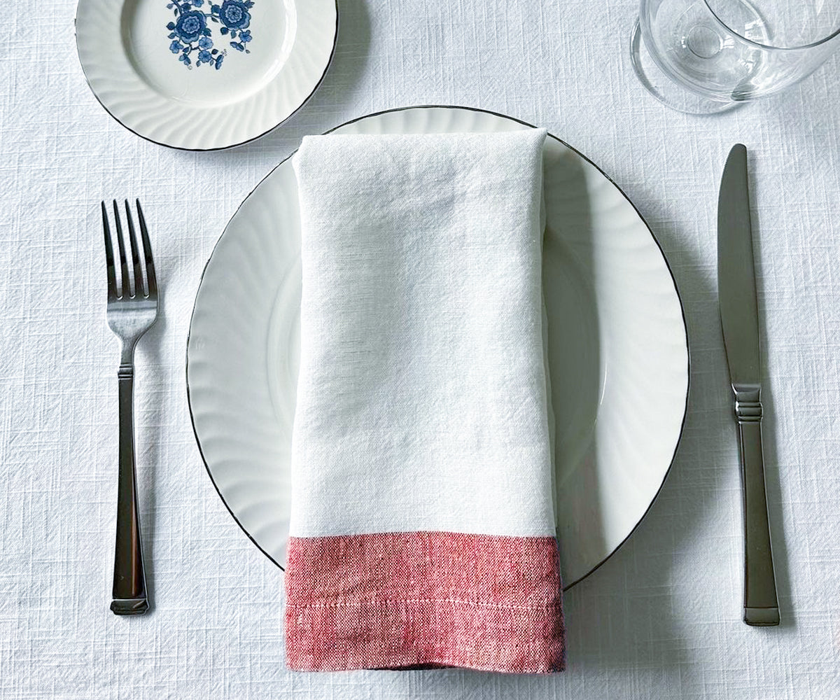 Servilletas blancas de lino con borde rojo