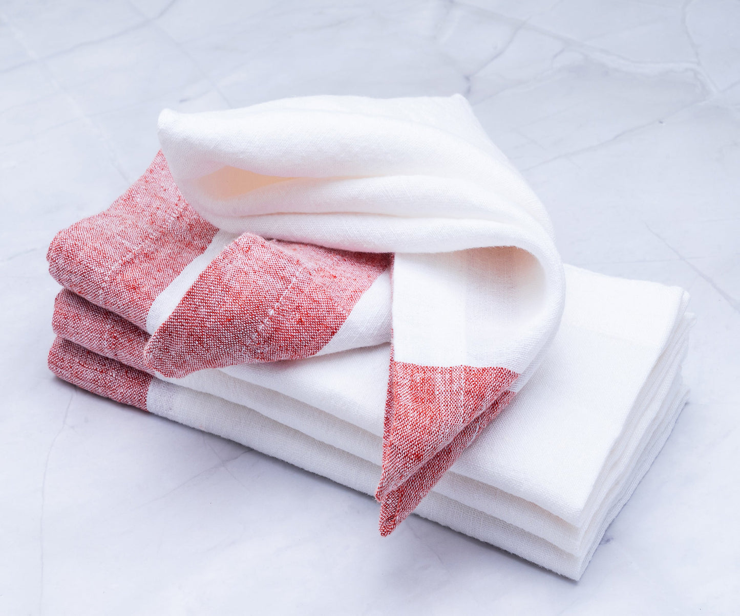 Servilletas blancas de lino con borde rojo
