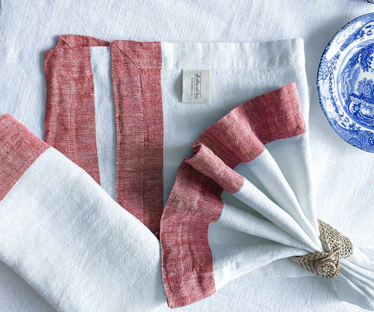 Servilletas blancas de lino con borde rojo