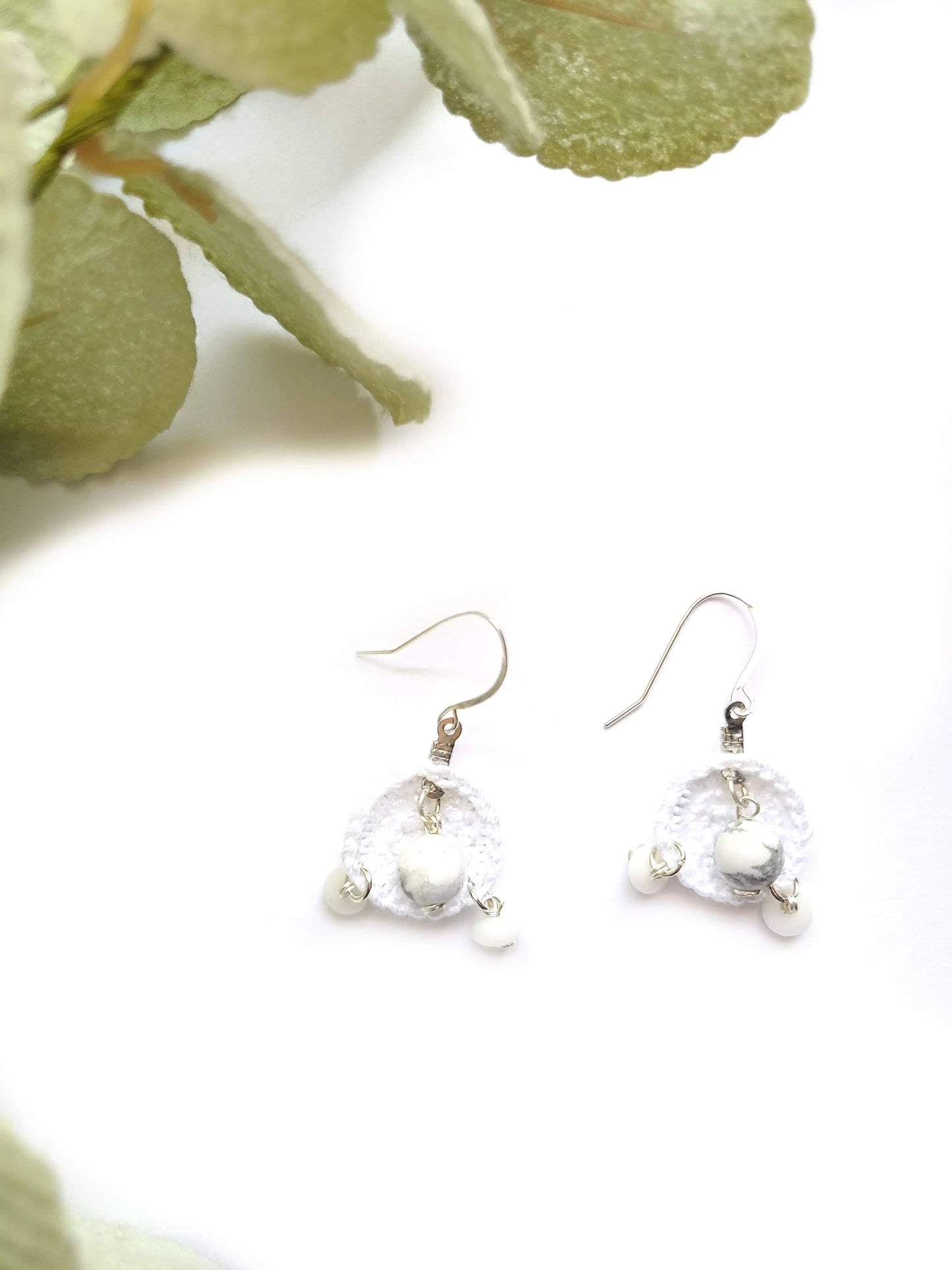 Pendientes de piedra blanca