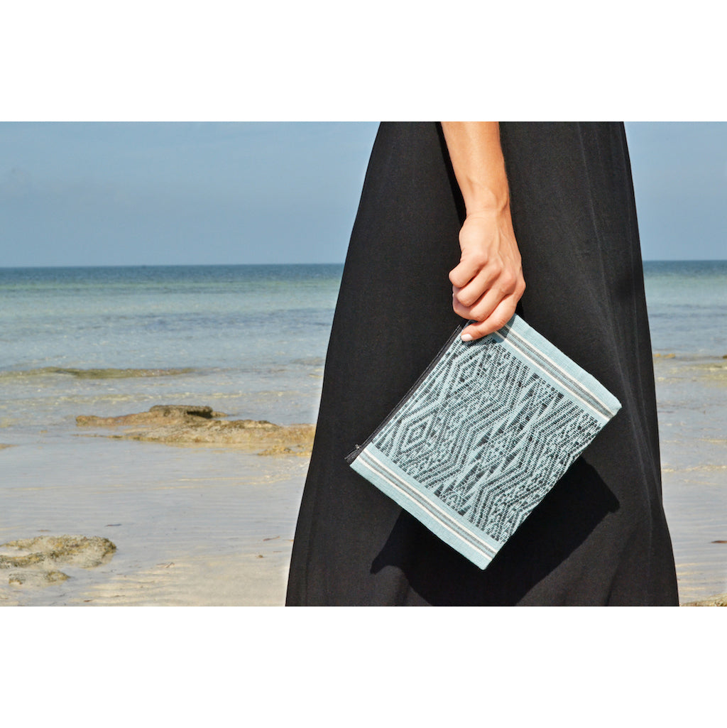 Clutch tribal tejido con diseño oceánico