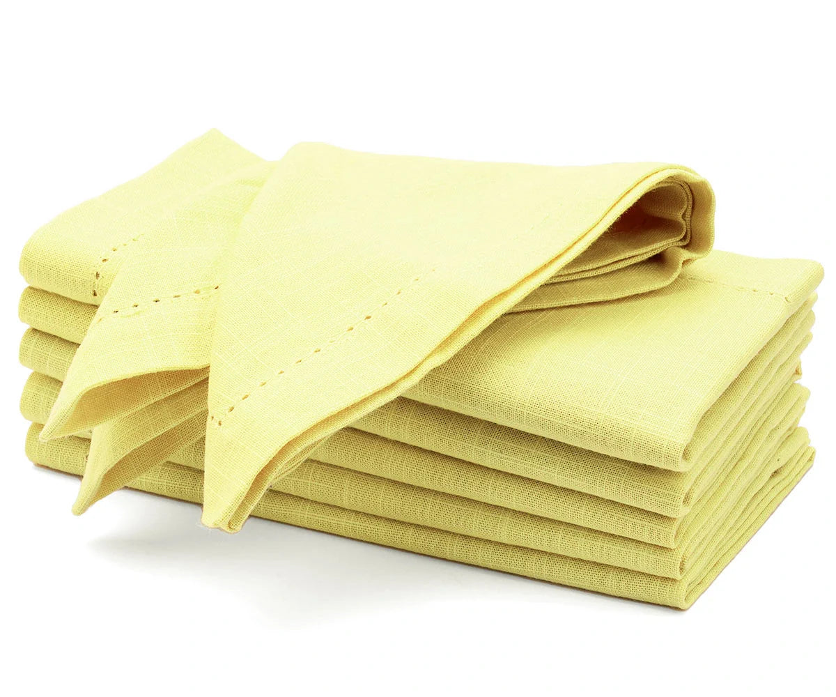 Servilletas de color amarillo mantequilla con dobladillo